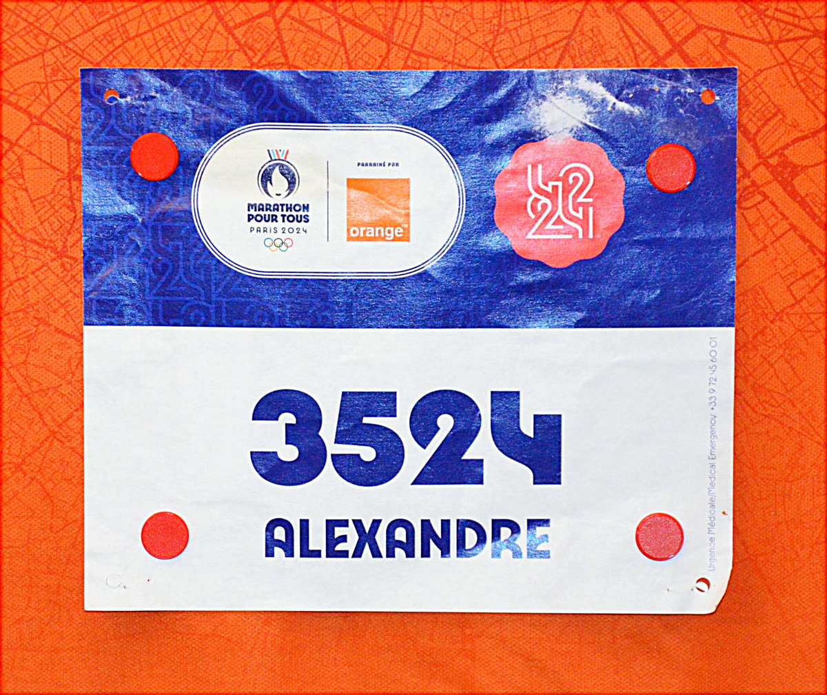 Gros plan du porte-dossard aimanté et du dossard